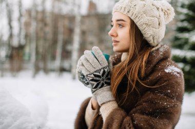 Yılbaşı zamanı kahveyle genç bir kızın portresi.