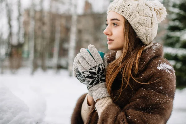 Yılbaşı zamanı kahveyle genç bir kızın portresi.