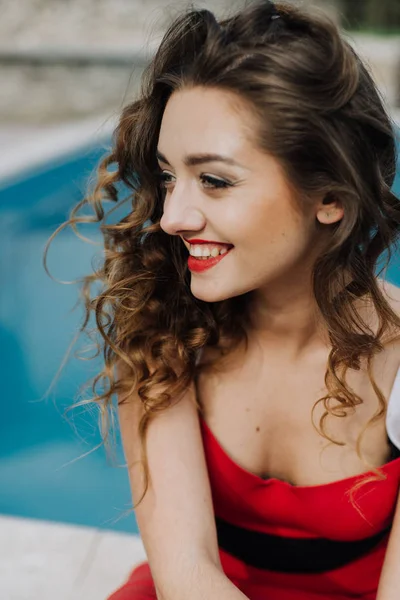 Щаслива Красива Жінка Червоному Одязі Березі — стокове фото