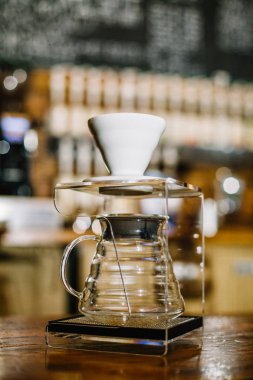 V60 filtredeki kahve.