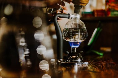Sifon vakum kahve makinesi üzerinde cafe bar
