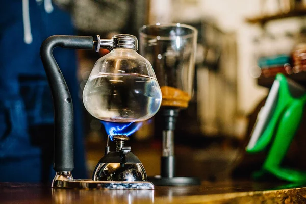 Sifon vakum kahve makinesi üzerinde cafe bar