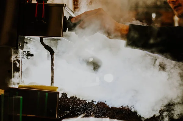 Nahaufnahme Einer Weiblichen Barista Die Eine Kaffeemaschine Benutzt Milch Café — Stockfoto