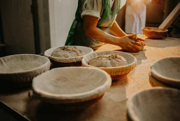 Panadero Hembra Amasando Masa Una Panadería — Foto de Stock