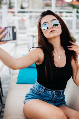 Güzel genç kadının selfie sahilde yapması