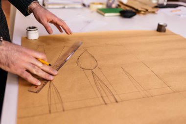 Eller omuz, portre, yakın çekim üzerinden görünüm bir siyah mürekkep giyim tasarım kroki çizim