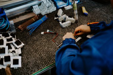 Elektrik üreticisi, endüstriyel dağıtım sigorta panosundaki yüksek voltajlı elektrik hattının kablo bağlantısını denetliyor.