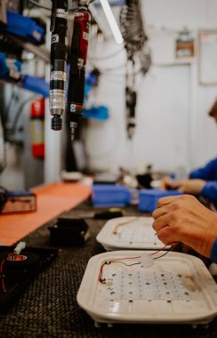 Dijital bilgisayar bilgisayar teknolojisi ve elektronik sanayi imalat ve üretim sektörü konsepti: elektronik laboratuarında eldiven içinde Cpu işlemcisinin makro görüntüsü