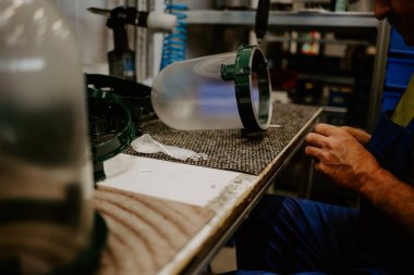 Asya tekstil fabrikasında endüstriyel dikiş makinesi olan terzi ya da işçi.