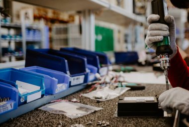 Dijital bilgisayar bilgisayar teknolojisi ve elektronik sanayi imalat ve üretim sektörü konsepti: elektronik laboratuarında eldiven içinde Cpu işlemcisinin makro görüntüsü