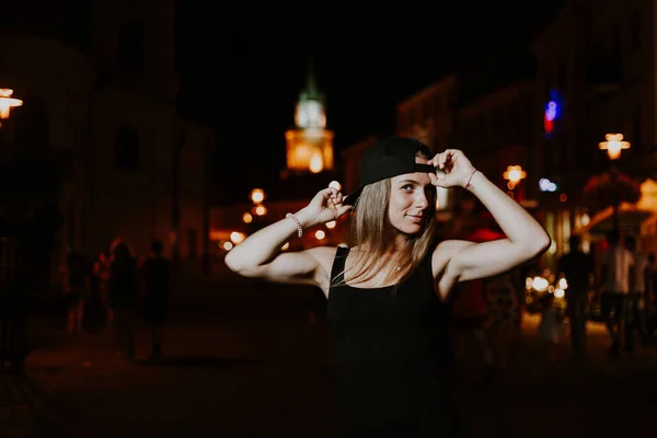 Gece Şehir Arka Plan Üzerinde Poz Genç Güzellik Kız — Stok fotoğraf