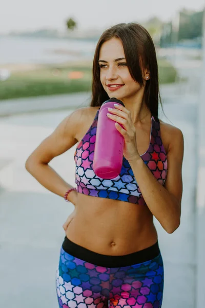 Mujer Joven Sana Deportiva Bebiendo Agua Botella Hacer Deporte Aire — Foto de Stock