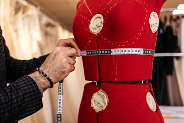 Manequim Vermelho Com Fita Métrica Estúdio Alfaiates — Fotografia de Stock