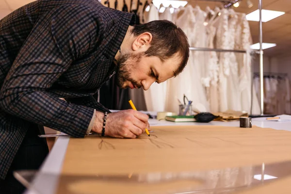 Jeune Tailleur Sérieux Avec Barbe Regardant Dessin Près Table Bois — Photo