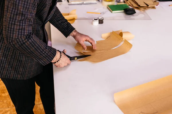 Handscheren Stoff Cutting Stoff Nahaufnahme Schneider Bei Der Arbeit — Stockfoto