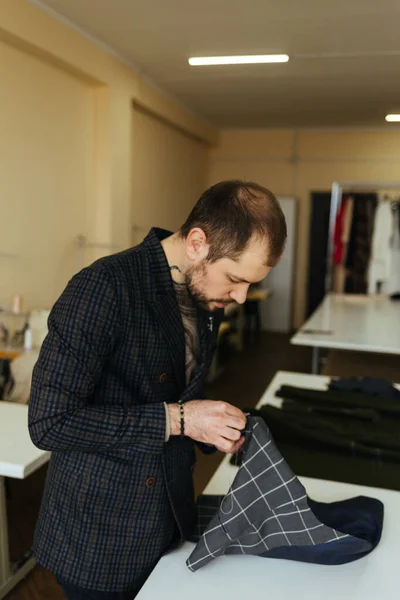 Homem Costura Botão Para Sua Camisa — Fotografia de Stock