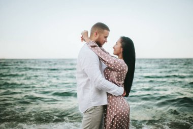 sarılmayı çok hoş genç bir çift, arka plan güzel deniz manzaralı değil.