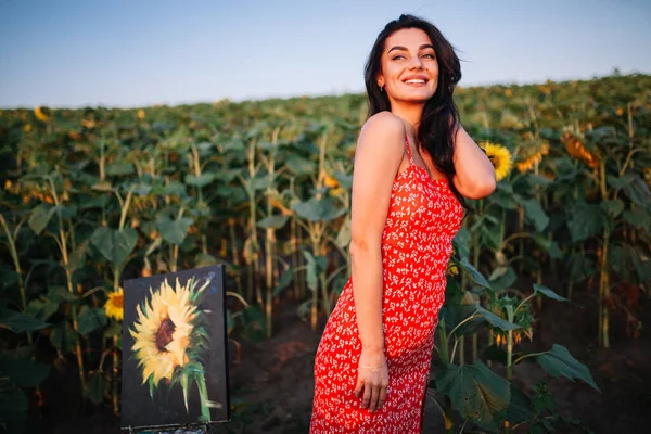 Šťastná Radostná Dívka Slunečnice Těší Přírodě Směje Letním Slunečnicovém Poli — Stock fotografie