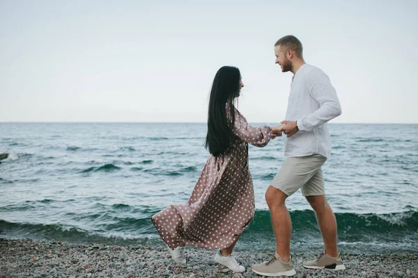 Schönes Paar Tanzt Strand Vor Dem Hintergrund Des Meeres — Stockfoto