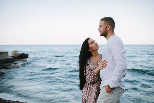 Romantiek Vakantie Paar Verliefd Het Strand Flirten — Stockfoto