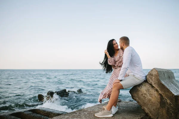 Dos Parejas Jóvenes Sentadas Playa —  Fotos de Stock