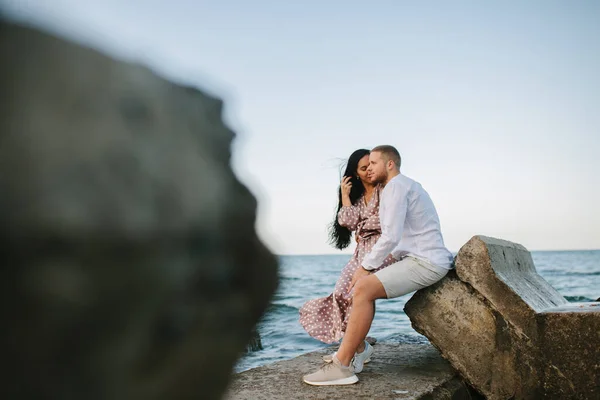 Zwei Junge Paare Sitzen Strand — Stockfoto