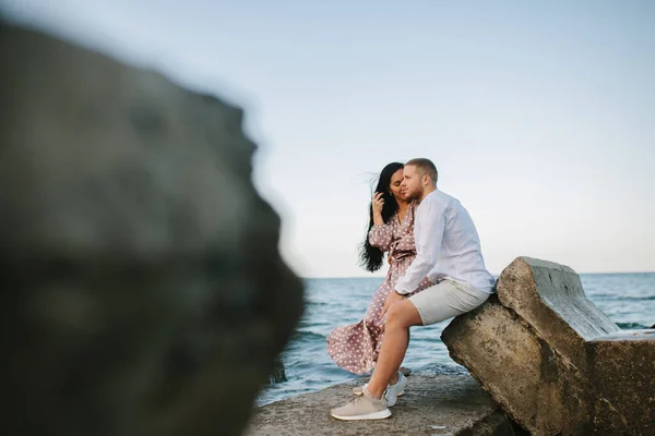 Dos Parejas Jóvenes Sentadas Playa —  Fotos de Stock