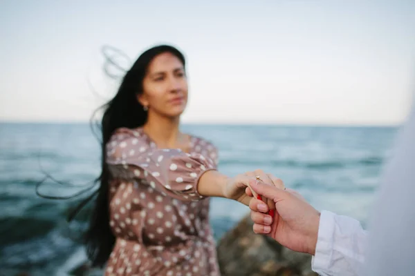 Offrir Les Mains Les Cœurs Sur Plage Fiançailles Homme Donne — Photo