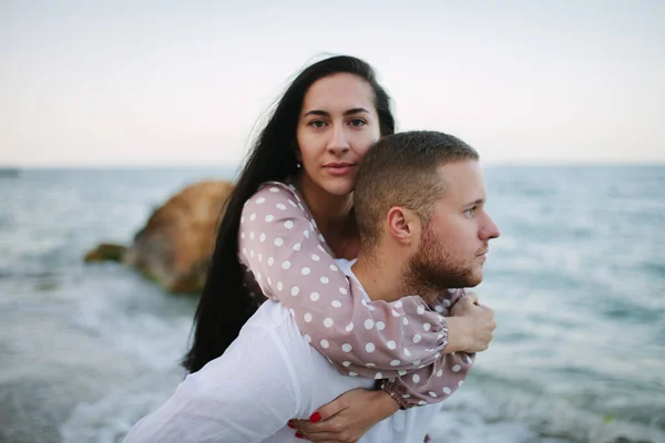 素敵な若いカップルを抱いて 背景には美しい海の景色 — ストック写真