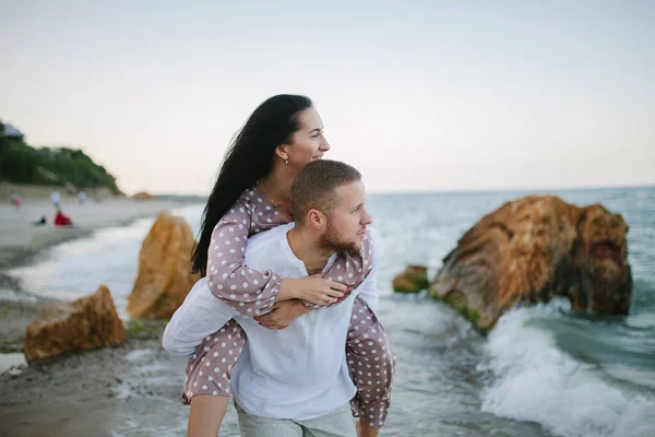 Encantadora Pareja Joven Abrazos Fondo Hermosa Vista Mar —  Fotos de Stock