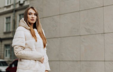 Kürk manto giymiş bir model.