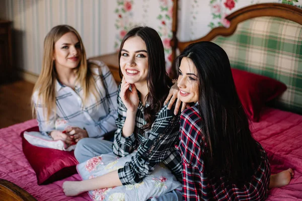 Feliz Tres Niñas Cama —  Fotos de Stock