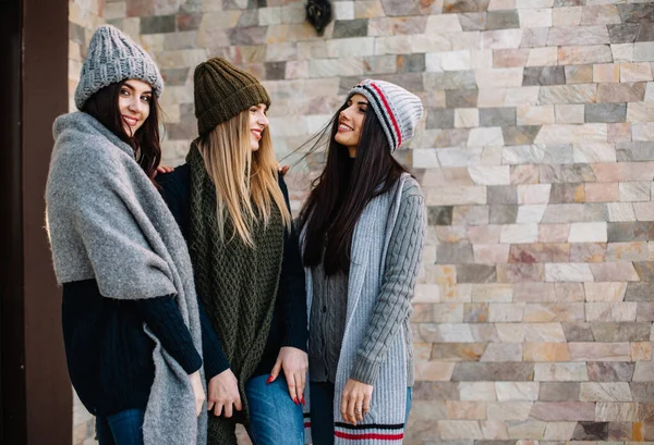 Tres Hermosas Chicas Jóvenes Con Sombreros Posando Sobre Fondo Del —  Fotos de Stock