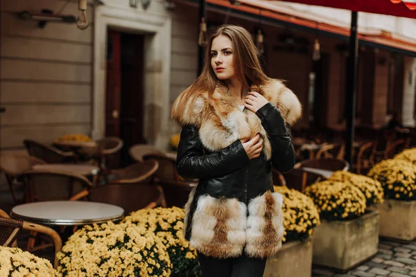 Beauty Fashion Model Girl Fox Fur Coat — Stock Photo, Image