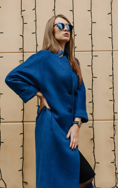 Jeune Femme Mode Portant Manteau Bleu — Photo