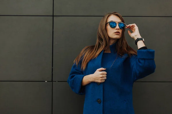 Giovane Ragazza Cappotto Blu Piedi Sfondo Grigio — Foto Stock