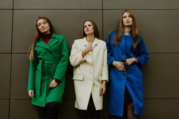 Trzy Piękne Eleganckie Dziewczyny Kolorowe Płaszcze — Zdjęcie stockowe