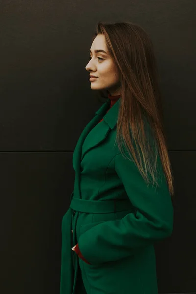 Piękny Model Mody Jesiennych Zielonych Ubraniach Tle Sexy Lady Elegancki — Zdjęcie stockowe