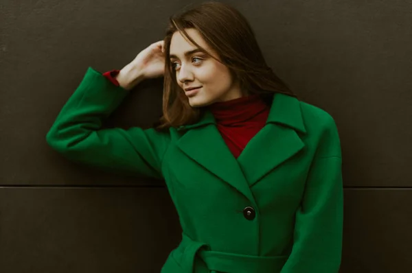 Gyönyörű Divat Modell Ősszel Zöld Ruhák Háttérben Szexi Hölgy Elegáns — Stock Fotó