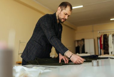 terzi kumaş ile tebeşir hattı çizim işyerinde