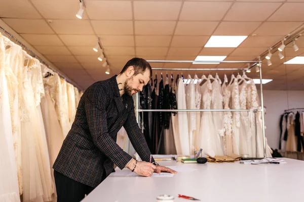 Seamstress Crée Croquis Dans Carnet Travail Designer Dessine Les Vêtements — Photo