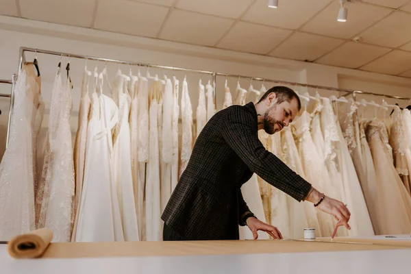 Jeune Tailleur Sérieux Avec Barbe Regardant Dessin Près Table Bois — Photo