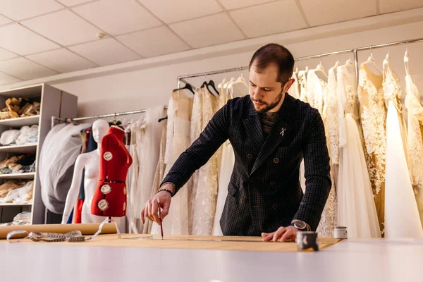 Paar Modeschöpfer Arbeiten Mit Stoff Und Bekleidungsskizzen Atelier Voller Schneiderwerkzeuge — Stockfoto