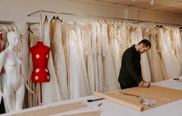 Couple Créateurs Mode Travaillant Avec Des Esquisses Tissu Vêtements Dans — Photo