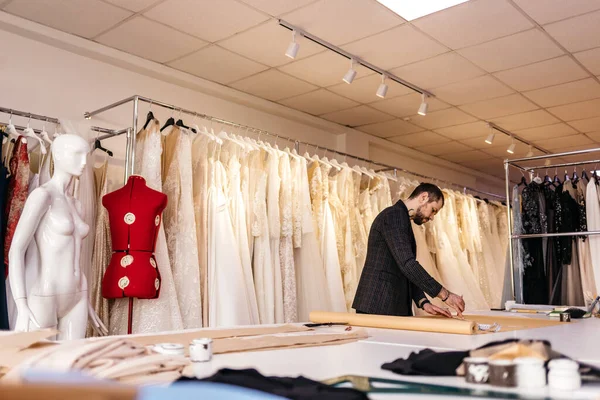 Paar Modeschöpfer Arbeiten Mit Stoff Und Bekleidungsskizzen Atelier Voller Schneiderwerkzeuge — Stockfoto