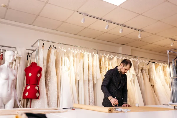 Couple Créateurs Mode Travaillant Avec Des Esquisses Tissu Vêtements Dans — Photo