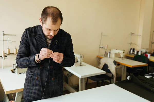 裁缝在工作室切割织物 用剪刀手的细节工作 — 图库照片