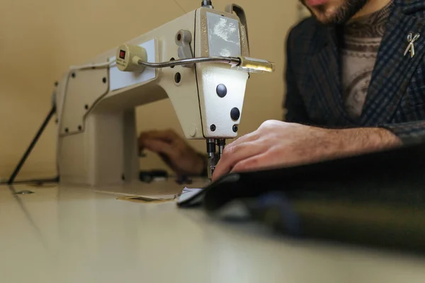 Processus Couture Ceinture Cuir Les Mains Vieux Derrière Couture Atelier — Photo