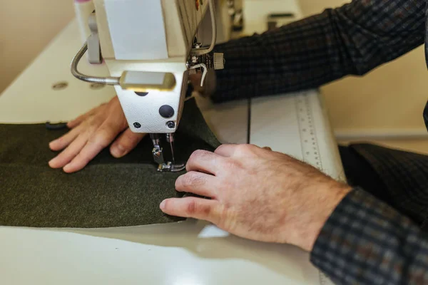 Imagen Costurera Trabajando Máquina Coser — Foto de Stock