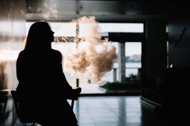 Beyaz bir arka plan üzerinde izole sigara kadın silüeti